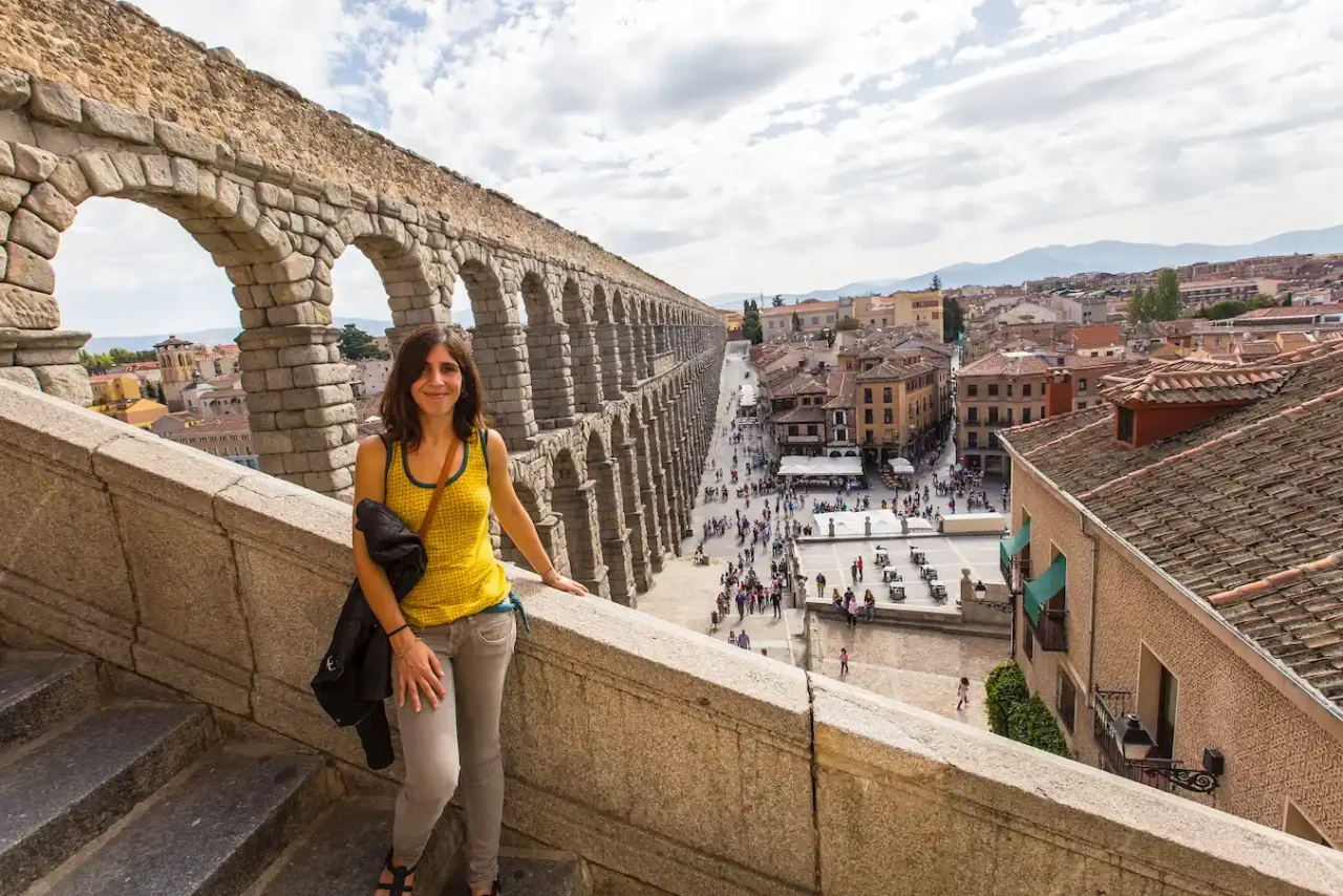 Joven mirando la ciudad desde el Acueducto de Segovia