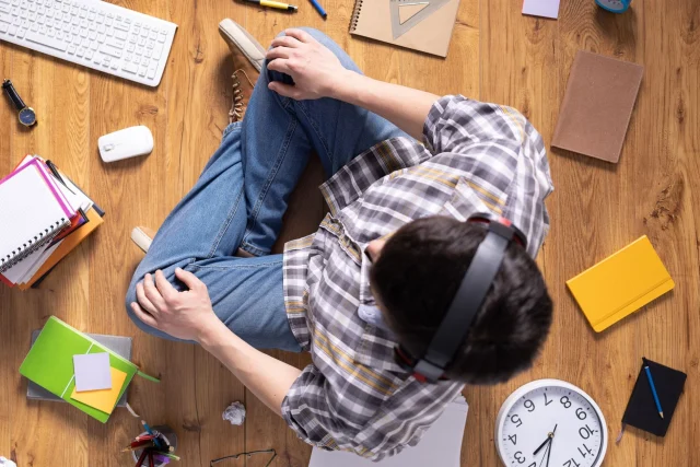 Student studying an online lesson while listening to music.