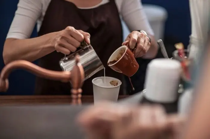 Barista prepara café helado
