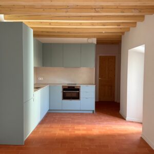 Spacious and bright 3 bedroom flat near Plaza.