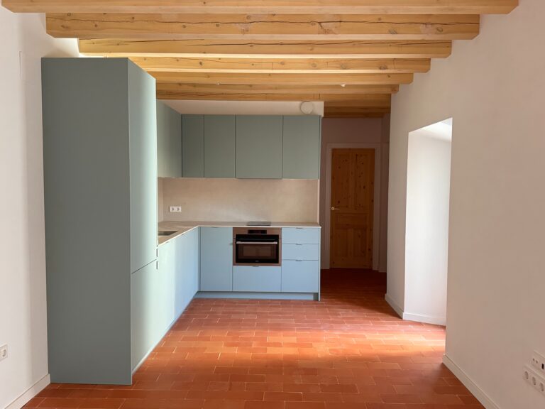 Spacious and bright 3 bedroom flat near Plaza.