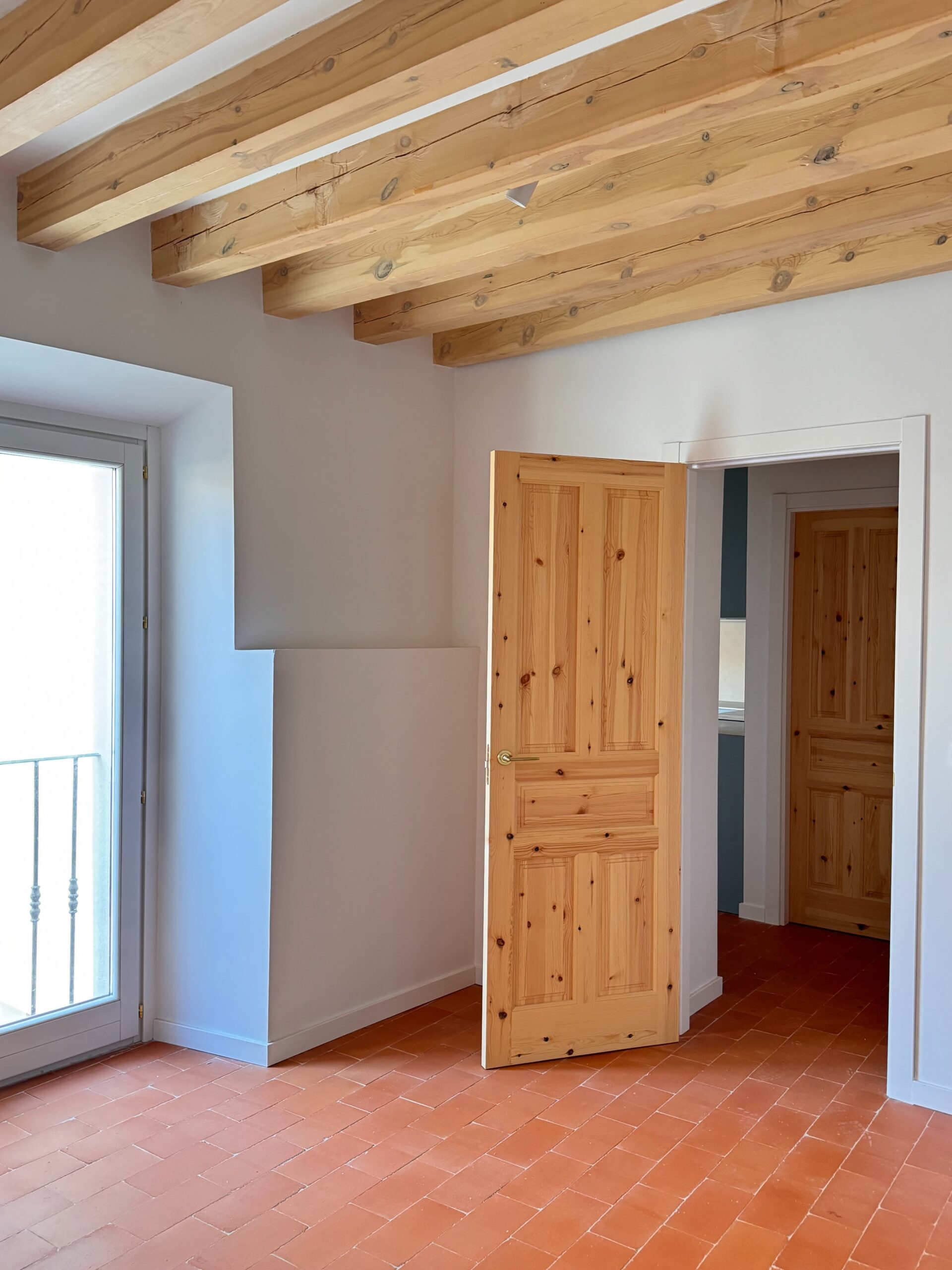 Spacious and bright 3 bedroom flat near Plaza.